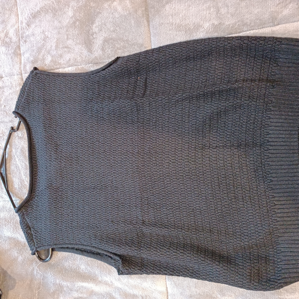 Black Sleeveless Button-Up Top - Picture 2 of 2